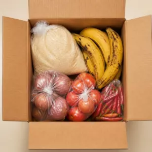 Colis de produits : attiéké, bananes plantain, oignons, tomates et piments