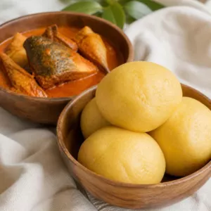 Boules de foutou banane servies avec une sauce au poisson