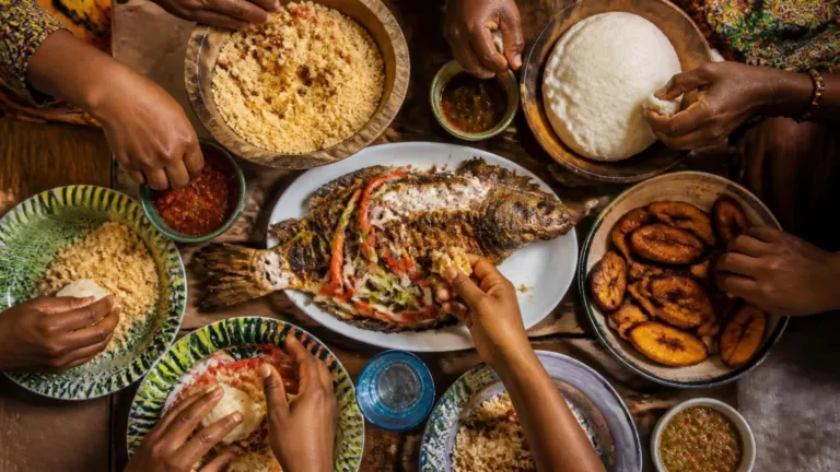 Table partagée avec attiéké, poisson, alloco et foutou