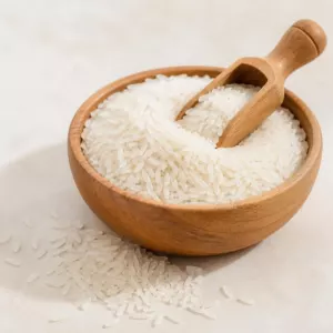Riz blanc à grains longs dans un bol en bois